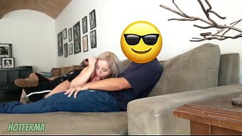 Άπιστη σύζυγος τρώει τον πούτσο του φίλου της ενώ ο σύζυγός της κοιμόταν στον καναπέ
