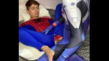 Ζευγάρι ομοφυλόφιλων εφήβων σε cosplay Spiderman